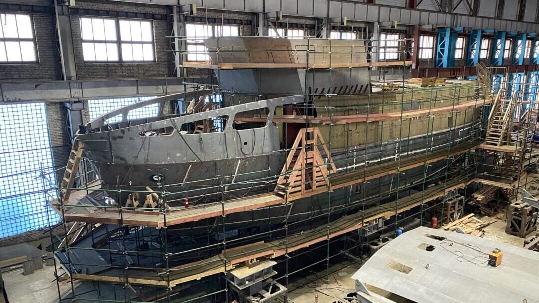 В Архангельской области построят новую судоверфь В Архангельской области построят судоремонтно судостроительный завод состоящий из 4 цехов сборочный покрасочный стапельный токарный цеха склада и причальной линии позволяющих производить комплекс работ по ремонту и строительству новых судов Об этом стало известно из распоряжения утвержденного правительством РФ В документе также отмечается что для строительства производства будут выделены земли лесного фонда Перевод земель лесного фонда расположенных в 97 квартале Усть Двинского участкового лесничества Архангельского лесничества площадью 1093425 кв м в земли промышленности энергетики транспорта связи радиовещания телевидения информатики земли для обеспечения космической деятельности земли обороны безопасности и земли иного специального назначения для реализации инвестиционных проектов в области судостроения и судоремонта говорится в распоряжении Отметим что перечень опорных населённых пунктов Арктической зоны которые станут базой для реализации инфраструктурных проектов был утверждён Правительством в ноябре 2023 года В мае 2025 года Президент поручил кабмину завершить разработку комплексных планов их долгосрочного социально экономического развития Подписаться на Медиапалубу