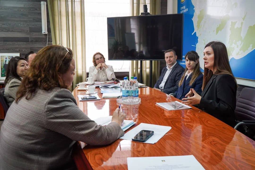 Встреча с бизнесом: поддержка и развитие  Накануне прошла встреча предпринимателей с мэром Наталией Куприной и министром инвестиций, промышленности и внешних связей Сахалинской области Василием Грудевым.    Компании и индивидуальные предприниматели активно интересуются инвестиционными проектами в округе и обращаются в администрацию за консультациями. Чаще всего вопросы касаются подбора земельных участков, подъездных путей и подключения коммуникаций. По этим и другим темам бизнес тесно взаимодействует с департаментом экономического развития.    - Обеспечение экономического роста, создание новых рабочих мест и повышение благосостояния жителей напрямую зависит от развития бизнеса, - отметила Наталия Куприна.    Губернатор Сахалинской области также уделяет особое внимание поддержке малого и среднего предпринимательства. В рамках областных программ выделяются бюджетные средства, предоставляются гранты и льготы.