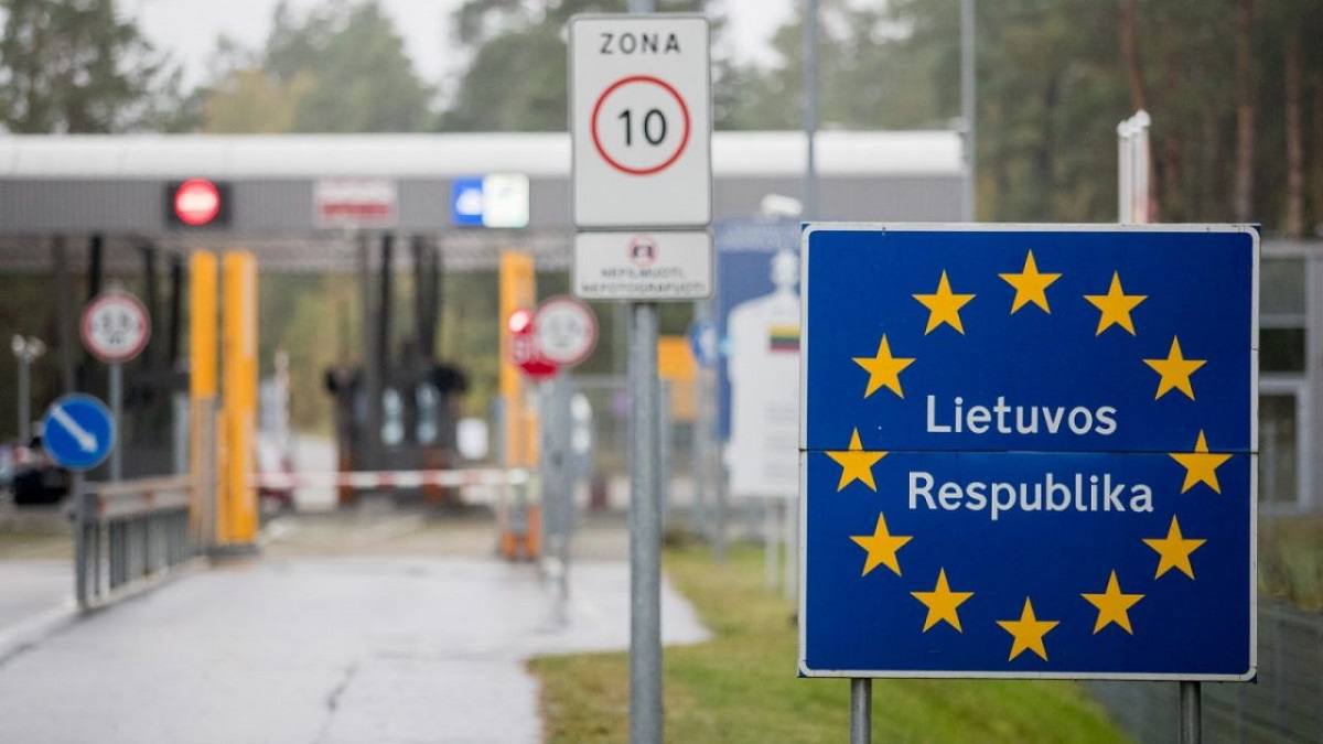 Польша рассматривает возможность введения пограничного контроля на границе с Литвой — сообщают СМИ. Премьер-министр Туск заявил, что Варшава вложила значительные ресурсы в укрепление восточной границы с Беларусью, включая «деньги, усилия и, к сожалению, кровь», и добавил, что будут предприняты шаги для предотвращения проникновения нелегальных мигрантов через литовское направление.