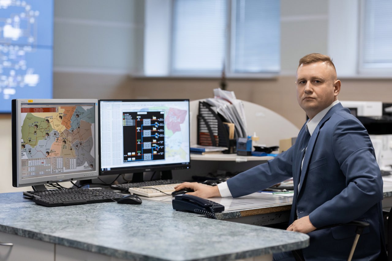 Минские тепловые сети переводят систему теплоснабжения на усиленный режим работы в связи с похолоданием В связи с существенным понижением температуры наружного воздуха филиал Минские тепловые сети РУП Минскэнерго информирует об увеличении температуры сетевой воды в магистральных трубопроводах до 90 100 C для обеспечения комфортного теплоснабжения потребителей Обращаем внимание Данные параметры относятся к магистральным тепловым сетям Температура в радиаторах внутри квартир регулируется автоматикой тепловых пунктов или персоналом ЖЭУ в соответствии с проектом здания ℹ Согласно социальным стандартам температура воздуха в жилых помещениях должна поддерживаться в пределах 18 24 С Наши специалисты круглосуточно следят за прогнозами погоды для оперативного реагирования и поддержания комфортного температурного режима в столичных домах МИНСКЭНЕРГО Cайт Telegram Inst