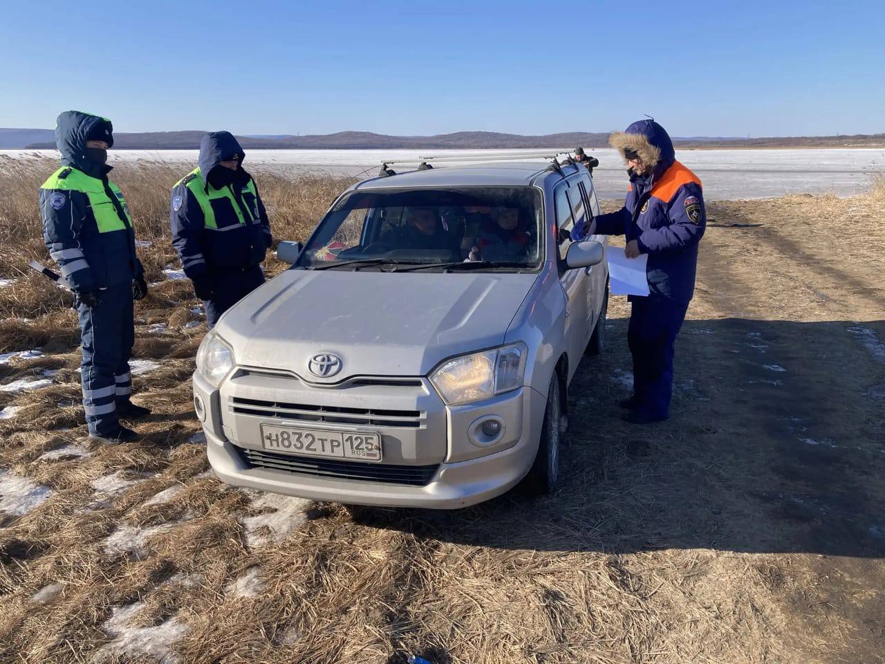 На территории нашего округа продолжаются рейдовые профилактические мероприятия по соблюдению запрета выезда автотранспорта и выхода людей на лед водоемов Работы осуществляются сотрудниками администрации района совместно с ГИБДД и ГИМС Соблюдайте меры предосторожности Не рискуйте своей жизнью и здоровьем Если вы стали свидетелем происшествия звоните по телефонам спасения 101 или 112