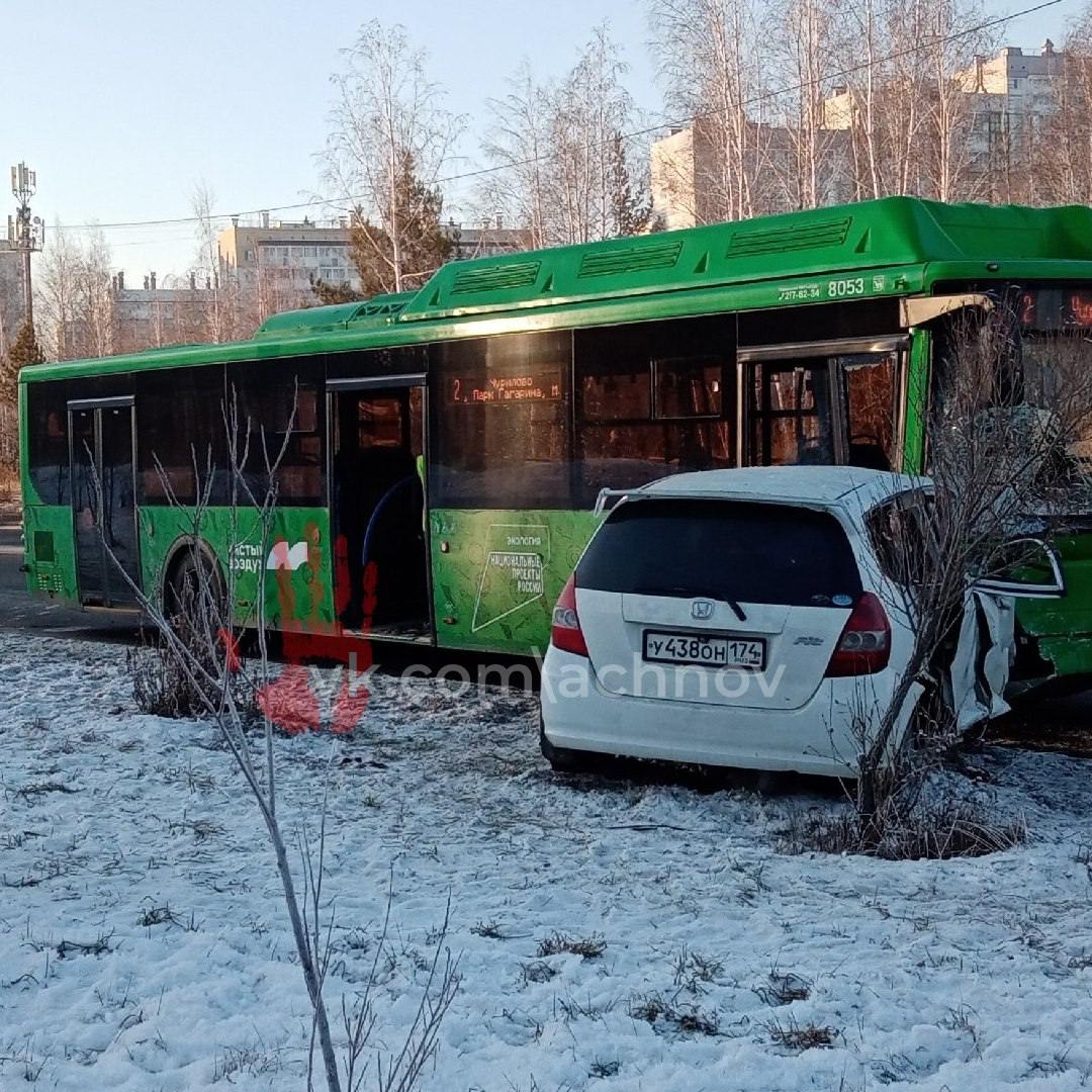 Легковушка врезалась в пассажирский автобус №  2 на Татищева   39-летний водитель на Honda Fit не справился с управлением, выехал на встречку и столкнулся с автобусом «ЛиАЗ», сообщили в ГАИ.  Пассажиры общественного транспорта отделались испугом, а водитель легковушки получил травмы, его увезли в больницу.    achnov.