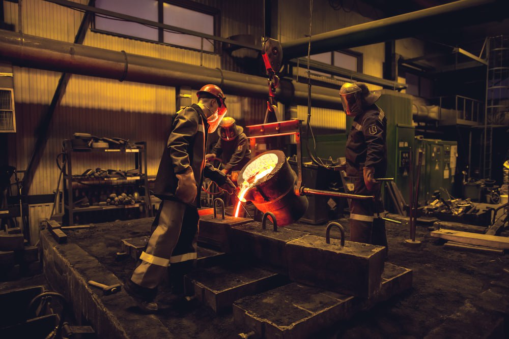 Росстат промышленное производство в России в ноябре 2025 года снизилось на 4 1 по сравнению с октябрем и на 0 7 в годовом выражении За январь ноябрь общий объем вырос на 0 8 к аналогичному периоду прошлого года Рост обеспечили обрабатывающие производства прибавившие 2 6 При этом сократились добыча полезных ископаемых на 1 5 производство и распределение электроэнергии газа и воды на 1 7 водоснабжение и утилизация отходов на 3 4 Увеличение производства зафиксировано в металлических изделиях 13 9 Среди отраслей снизивших выпуск производство автомобилей 23 6 изделий из кожи 13 4 добыча прочих полезных ископаемых 10 8 и выпуск строительных материалов 8 4