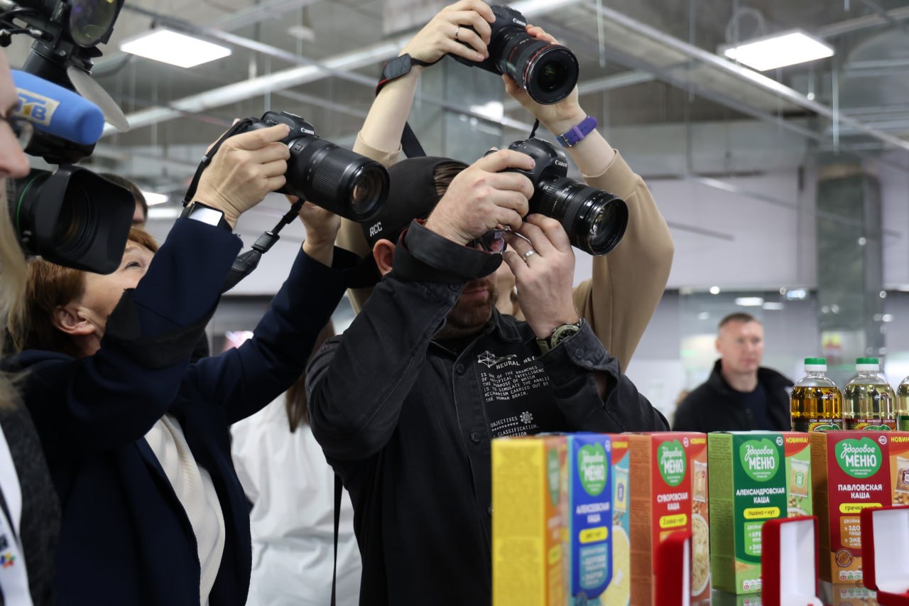 Деликатесы из Челябинска увезли на выставку в Югру  Вкусные, полезные продукты и напитки, не уступающие, а то и превосходящие импорт, привезли производители из всех уральских регионов в Ханты-Мансийск. Здесь с 26 по 28 сентября проходит XII межрегиональная агропромышленная выставка.   На стенде Челябинской области посетители могут познакомиться с южноуральской продукцией: крупами, колбасами, рыбой, напитками для здорового питания. Челябинские сыроварни представят импортозамещающую продукцию: выдержанные сыры по оригинальным рецептам.   — Новинки и самые популярные продукты питания южноуральцы заявили на конкурс качества продукции. Он начался вместе с работой экспозиции, — отметили в областном правительстве. — Торжественная церемония открытия агропромышленной выставки УрФО состоится 27 сентября, в ней примет участие заместитель губернатора — министр сельского хозяйства Челябинской области Алексей Кобылин.