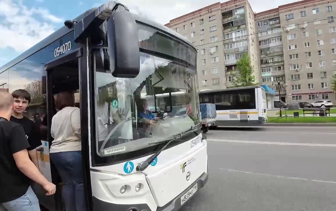 Сбои в безналичной оплате автобусов Подмосковья: что делать пассажирам В «Мострансавто» предупредили о временных сбоях при безналичной оплате проезда в автобусах региона из-за работы систем радиоэлектронной борьбы РЭБ . При неверном списании средств переплате пассажирам гарантируют полный возврат, а при недоплате — никаких действий не требуется.