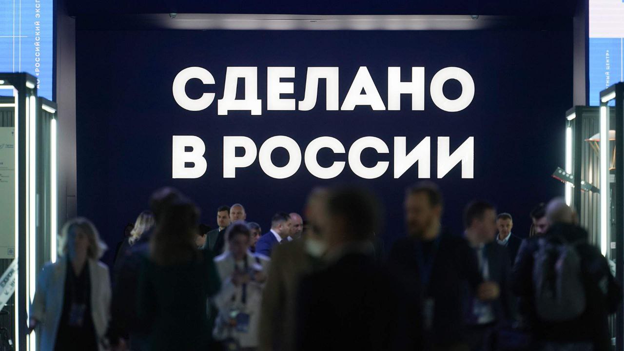 Выставку бренда «Сделано в России» планируется организовать во Вьетнаме, в Саудовской Аравии и Казахстане, рассказала «Известиям» вице-президент Российского экспортного центра РЭЦ Татьяна Ан. Ранее в РЭЦ анонсировали ближайшие ярмарки бренда в сентябре в Пекине и в ноябре в Таиланде. С этого года ее география впервые вышла за пределы Китая, выставку организовали в ОАЭ. В долгосрочной перспективе РЭЦ рассматривает и страны Латинской Америки. Наибольшей популярностью за границей сейчас пользуются российские продукты питания.