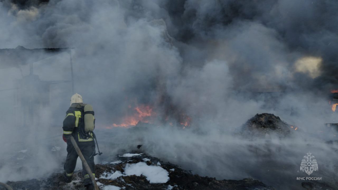 Пожарные МЧС России ликвидировали возгорание в промышленной зоне Нижнекамска  В 15:35 поступило сообщение о пожаре в промзоне Нижнекамска. По прибытии пожарных подразделений по адресу 4-я Промышленная, 6 на базе по переработке нефтяных шламов происходило горение частично внутри металлического ангара и нефтяного шлама на открытой территории. Пострадавших нет. К тушению пожара привлечены 12 единиц пожарной техники и 38 огнеборцев. На тушение поданы 4 водяных ствола, работают 4 звена газодымозащитников пожарной охраны в дыхательных аппаратах на сжатом воздухе. В 17:05 открытое горение ликвидировано, причину пожара установят дознаватели Госпожнадзора.