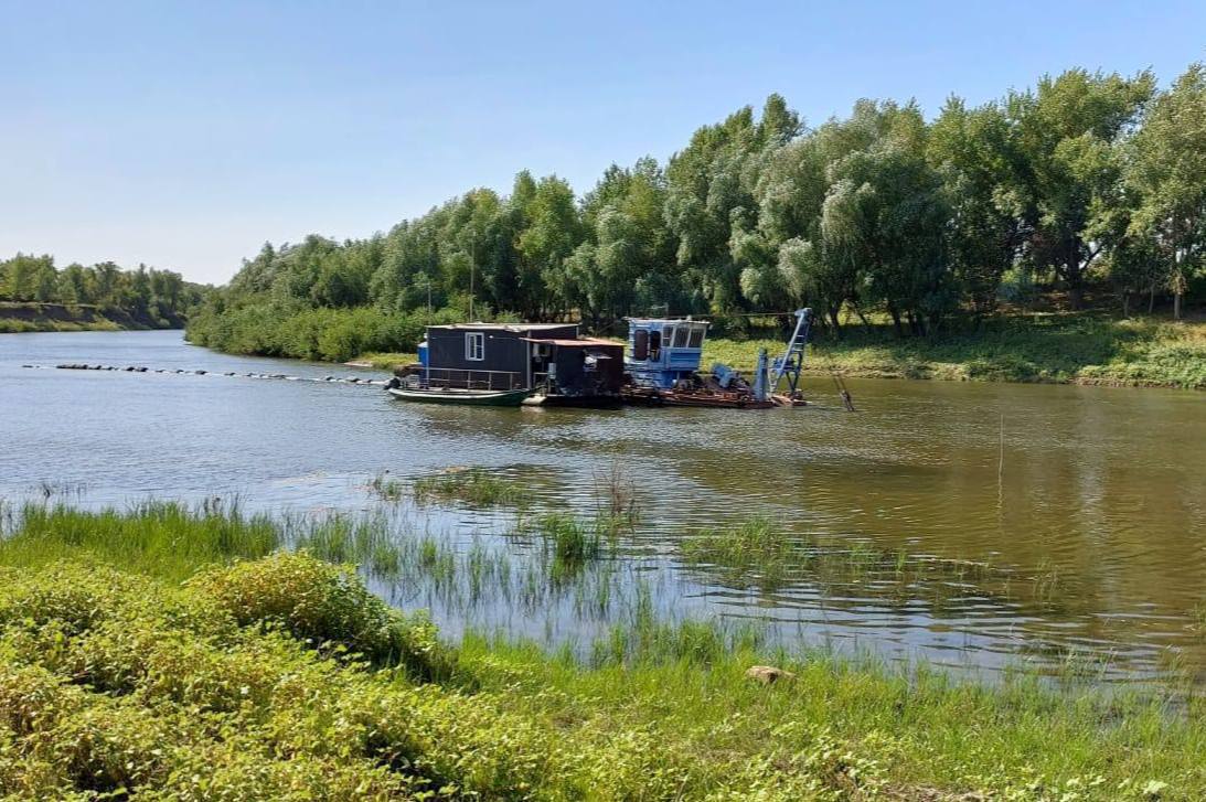 Более 68 километров водных объектов расчищено в Астраханской области в 2024 году.  Последние годы в регионе большое внимание уделяется состоянию водоемов и экологии в целом. Наш край всегда славился своей дельтой и обилием рыбы. Но расчистка протоков, русел и ильменей не велась десятилетиями. Благодаря реализации регионального проекта «Оздоровление Волги» в рамках нацпроекта «Экология» нам удалось возродить эту работу.  С 2019 года в области привели в порядок более 190 км водных объектов и построили 8 гидротехнических сооружений. Благодаря поддержке волонтеров очистили от мусора 410 км берегов.  Также в рамках проекта продолжается масштабная модернизация Северных очистных сооружений. Реконструкция позволит улучшить экологические показатели Волги за счёт многоступенчатой глубокой очистки сточных вод, а устанавливаемые системы газоочистки – устранить неприятные запахи от работы сооружений.    Работа по оздоровлению Волги имеет огромное значение для всех жителей региона. Очистка и восстановление водоемов помогают улучшить качество воды, наладить водоснабжение в отдалённых районах, сохранить биологическое разнообразие и восстановить экосистему.