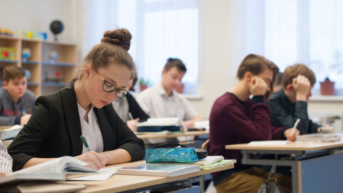 В 2025 году государственную итоговую аттестацию пройдут около 10,5 тысяч школьников Ивановской области Первые экзамены начнутся уже завтра, 21 мая. Девятиклассники будут сдавать иностранные языки. ↗ Прислать новость Подписаться