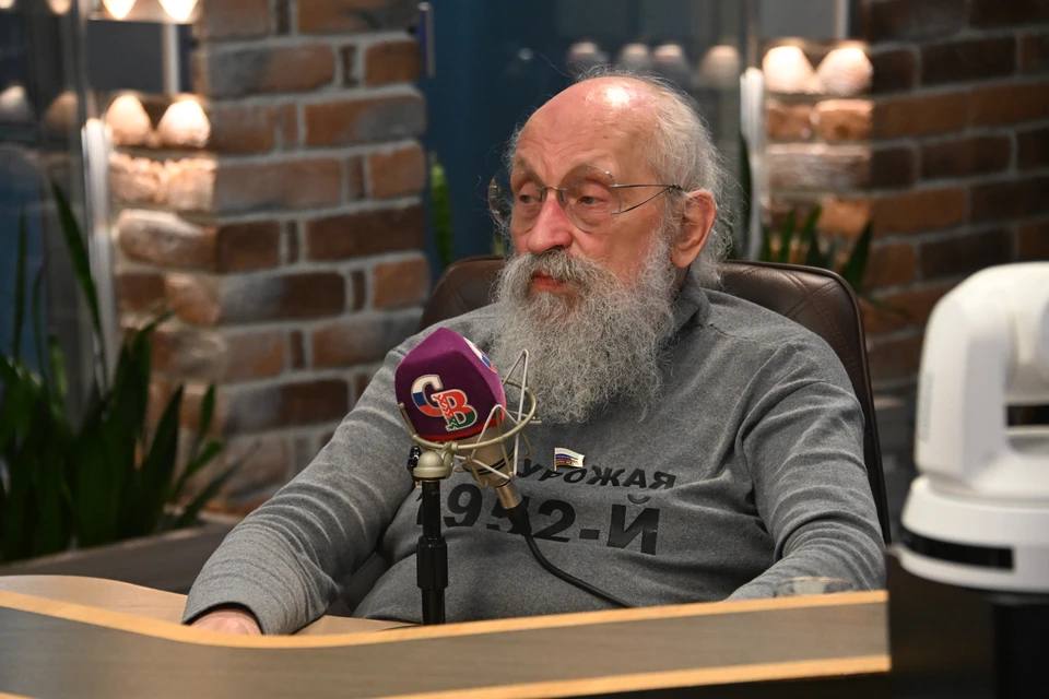 «Кот в мешке» Анатолий Вассерман объявлен в розыск в Украине за финансирование ВС РФ, поддержку терроризма и войны, российское гражданство ему предоставил Путин в 2017 г., сам он родился в Одессе. Гуд Афтенун Новости