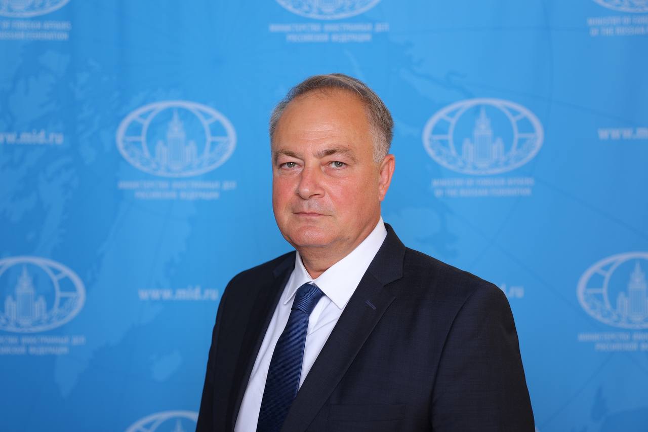 Интервью Посла России в Ливане А Н Рудакова РИА Новости ко Дню дипломатического работника 8 февраля 2025 г Считает ли российское руководство важным участие Москвы в миротворческих усилиях в регионе особенно на фоне эскалации на границе Ливана и Израиля Россия в качестве одного из государств учредителей ООН и постоянного члена ее СБ несет всю полноту ответственности за поддержание международного мира и безопасности В том числе мы исторически играем важную роль в урегулировании ситуации на Ближнем Востоке в целом Принимаем самое непосредственное участие в деятельности голубых касок ООН в регионе После очередного ливано израильского обострения ведем последовательную работу со всеми вовлеченными сторонами в целях поддержания хрупкого перемирия Традиционно с учетом позиции официального Бейрута голосовали по вопросам продления миссии ВСООНЛ В соответствующее время будем готовы изучить мнение ливанских друзей по вопросу продолжения международных миротворческих усилий на границе с Израилем после сворачивания ВСООНЛ в конце текущего года Как вы оцениваете роль России в обеспечении суверенитета Ливана и предотвращении вовлечения страны в более широкую региональную конфликтную динамику и какие шаги Россия предпринимает для снижения напряжения Суверенитет никому не дается просто так за него приходится бороться Никто кроме самих ливанцев не сможет укрепить суверенитет собственной страны Сам факт какого либо внешнего вмешательства в процесс решения этой задачи вступает в противоречие с ее целью На нынешнем этапе для выработки если можно так сказать некоего иммунитета от региональных проблем ливанцам важно налаживать уверенное функционирование государственных механизмов работать над комплексным развитием экономики проводить реформы отвечающие национальным интересам Россия готова оказать содействие на этом пути Что касается конфликтного потенциала во всем регионе Ближнего Востока то его корни уходят в хроническую неурегулированность палестино израильской проблемы Читать полностью ДеньДипломата ДДР2026