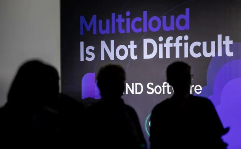 Компания КНС Групп бренд Yadro входит в ИКС Холдинг приобрела 24 99 российского разработчика системного и инфраструктурного программного обеспечения Майнд Софт бренд MIND Software рассказали РБК стороны сделки Сумму стороны не раскрывают MIND Software разрабатывает программное обеспечение для кросс платформенной миграции повышения отказоустойчивости IT сервисов и организации распределенного хранения данных а также решает задачи по автоматизации взаимодействия между различными облачными пространствами провайдерами и платформами По словам директора по продуктам Yadro Павла Егорова компании будут создавать комплексные программно аппаратные решения с применением экспертизы обеих сторон Он рассчитывает что интеграция технологий двух компаний позволит обеспечить надежную миграцию перенос виртуальных машин создание резервных копий и восстановление после сбоев Антон Груздев гендиректор MIND Software отметил что партнерство с Yadro это стратегия ответственного роста которая приведет к развитию продуктовой линейки компании ее выходу в новые сегменты и ускорению вывода решений на рынок Фото mind news Telegram РБК в Telegram и MAX