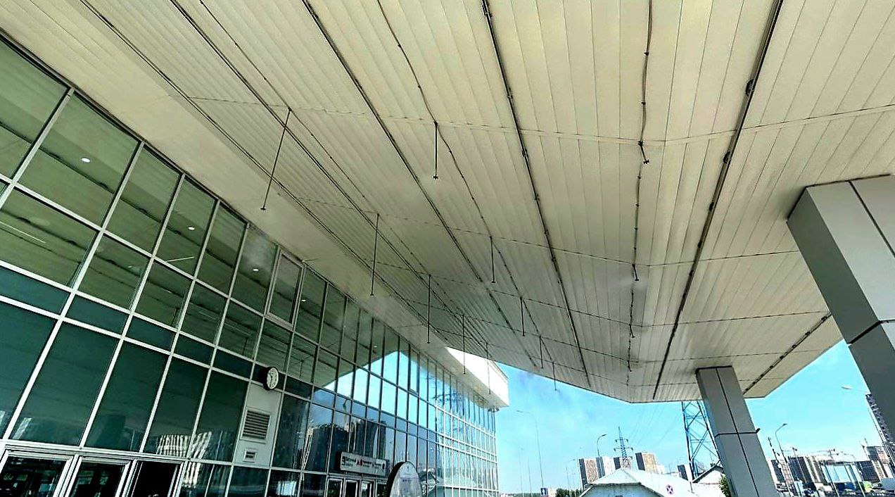 Средства от жары В связи с наступлением жаркой погоды на входе в Восточный вокзал включили систему туманообразования. Она помогает увлажнять и охлаждать воздух. Кроме того, на всех столичных вокзалах: проветриваем помещения проводим влажную уборку в пригородных зонах компания-перевозчик раздает воду Подробнее