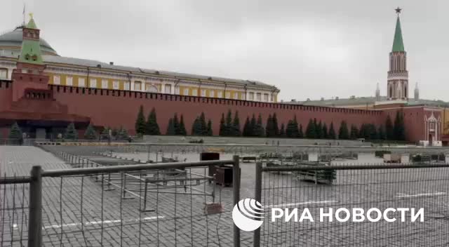 Начало монтажа катка на Красной площади