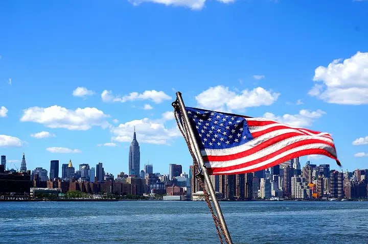 США потребовали от Еврокомиссии разъяснений по выборам в Польше Комитет по иностранным делам Палаты представителей США призвал Еврокомиссию провести брифинг по сообщениям о возможных фальсификациях на выборах в Польше. В письме председателю ЕК Урсуле фон дер Ляйен говорится, что происходящее вызывает тревогу за состояние польской демократии и роль ЕС в обеспечении честных выборов. Американские конгрессмены обвинили правящую коалицию во главе с Дональдом Туском в нарушении демократических процедур при молчаливом согласии ЕС. Среди претензий — иностранное финансирование из структур, связанных с Джорджем Соросом и Демпартией США, а также блокировка господдержки оппозиции. Первый тур президентских выборов в Польше прошёл 18 мая, второй назначен на 1 июня. #Мировая_кухня