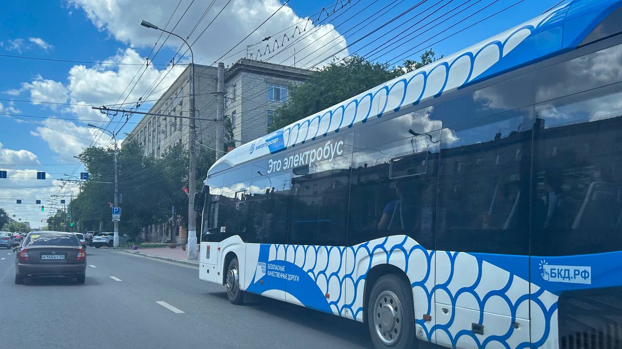 С 1 октября в Волгограде подорожает проезд в общественном транспорте С 1 октября в Волгограде изменятся тарифы на проезд в общественном транспорте Соответствующее решение было принято сегодня утром на заседании городской думы Согласно новым правилам стоимость поездки при оплате транспортной картой составит 32 рубля При использовании банковской карты поездка обойдется в 38 рублей а наличными в 40 рублей Все самые заметные новости Подписывайтесь