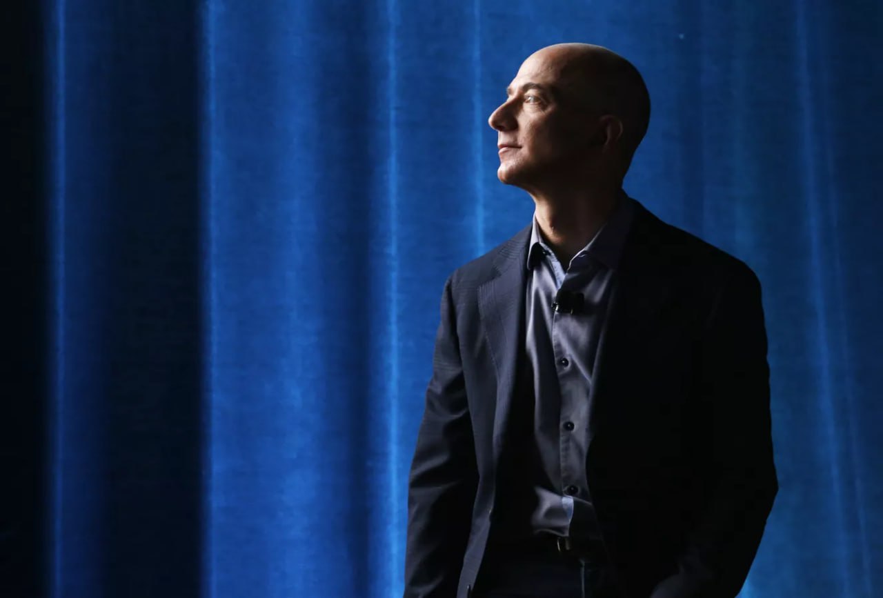 Владелец Blue Origin Джефф Безос пытается воспользоваться разладом между Дональдом Трампом и Илоном Маском для укрепления позиций космической компании. Это может помочь ему получить новые госконтракты, считают в The Wall Street Journal. Предприниматель минимум дважды общался с главой США за последний месяц. Кроме того, в Белый дом приезжал гендиректор Blue Origin. В ходе одной из встреч Трамп якобы даже обсудил с Безосом "желание увидеть пилотируемую миссию на Луну в период своего президентства", говорится в статье.