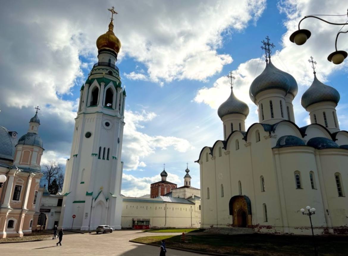 В Вологде завершили реставрацию Пятницкой башни и Северной стены Вологодского кремля  Первый этап реставрации Архиерейского подворья подошел к концу.  В ходе восстановительных работ специалисты укрепили все конструкции, в том числе фундамент, выполнили вычинку и оштукатурку стен, заменили кровельное покрытие, сделали отмостку по всему периметру построек с внешней и внутренней сторон.   Реставраторы раскрыли уникальные дверные проемы, выходящие в Архиерейский сад и на Проспект Победы, и установили здесь крепкие деревянные аутентичные ворота.   Ранее в рамках второго этапа реконструкции стартовали работы на Экономском и Безымянном корпусах, Надвратной Воздвиженской церкви со Святыми воротами и Восточной стене. На эти цели были выделены дополнительные средства из федерального бюджета.   Напомним, что реставрация Вологодского кремля проводится в рамках нацпроекта «Культура» и региональной программы «Наследие Вологодчины» при поддержке Министерства культуры РФ и президента России Владимира Путина.