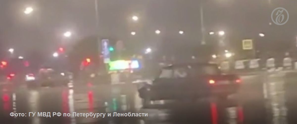 Полиция в очередной раз разогнала сходку дрифтеров у ТРК «Мега Дыбенко» Ночью 16 мая сотрудники ГАИ в очередной раз сорвали съезд «дрифтеров», которые собрались на парковке ТРК «Мега Дыбенко» в городе Кудрово, сообщает ГУ МВД РФ по Петербургу и Ленобласти. Там участвовали более десяти человек. Полиция проверила «жаждающих скорости» и составила свыше десятка протоколов, в том числе за отсутствие страховки и наличие технических неисправностей у машин. Пятеро гонщиков продолжили ночь в обществе медицинских работников, к которомым их доставили с целью освидетельствования. Столько же транспортных средств отправили на спецстоянку по подозрению в изменении номерных агрегатов.