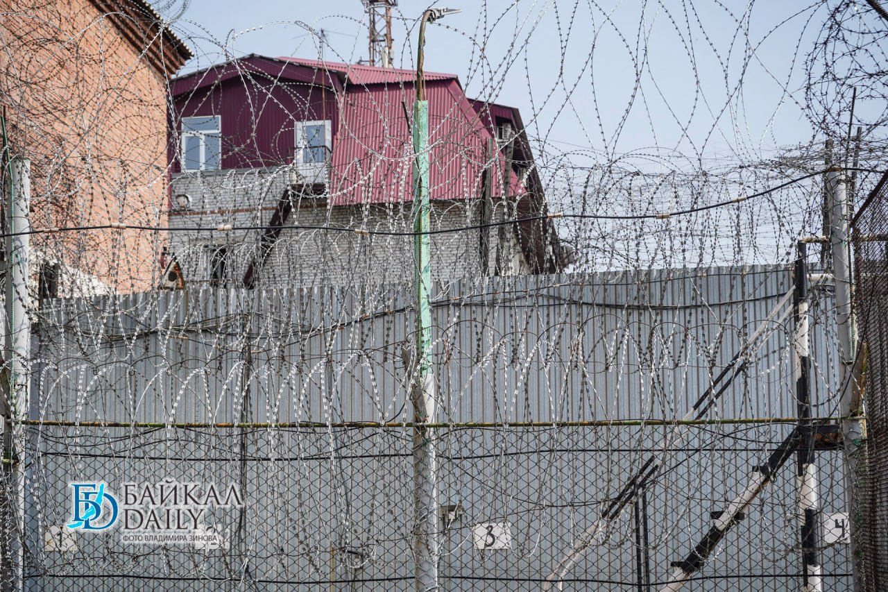 В Бурятии фальшивые «решалы» обманули бизнесмена на 12 млн рублей. Установлено, что двое мужчин убедили бизнесмена в возможности помочь избежать наказания за совершённые преступления, а также предотвратить для него доначисление налогов. «Фигуранты представлялись лицами, способными за вознаграждение оказывать содействие в решении проблем с налоговыми, судебными и следственными органами. Они обещали представителю одной из коммерческих организаций обеспечить непривлечение к уголовной ответственности в рамках расследуемых уголовных дел, а также повлиять на решение вопроса об уклонении от доначисления налогов», - сообщили в пресс-службе УФСБ России по Бурятии. За свои «услуги» мужчины получили от предпринимателя имущество и деньги на сумму более 12 миллионов рублей. Однако затем бизнесмен осознал, что становится жертвой обмана, обратился в органы ФСБ, и мошенники были задержаны