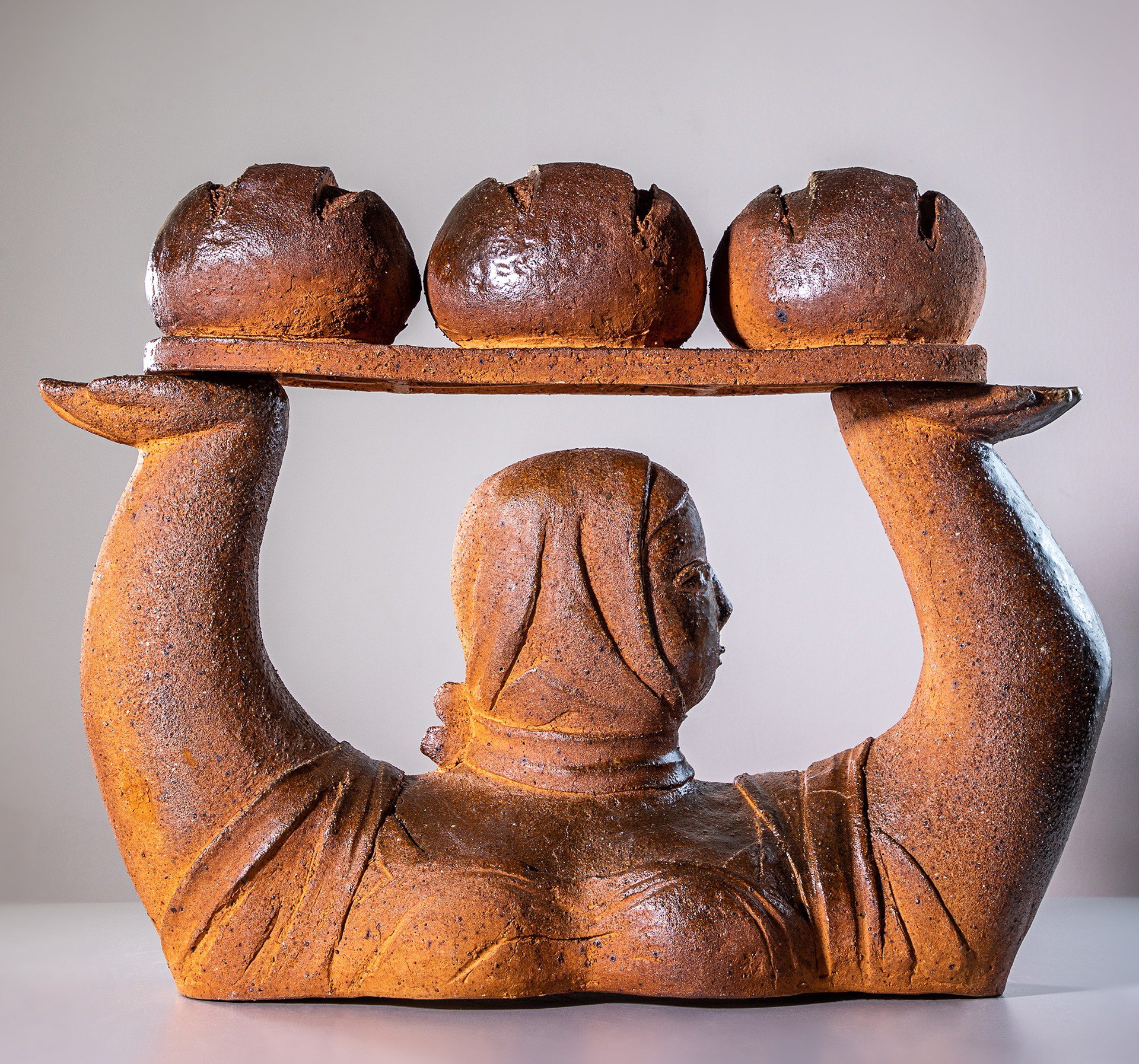 16 января на Хлебозаводе 9 откроется выставка Искусство труда которая расскажет о человеке который созидает движет технологии вперед и формирует будущее Будет представлено 170 живописных графических работ скульптур и инсталляций которые родились после реальных поездок художников на производства За 7 лет выставка выросла в масштабный всероссийский проект объединивший художников которые хотят по новому говорить о труде и современном производстве В течение года участники фестиваля отправляются на предприятия по всей России на заводы фермы стройки Они работают с натурой наблюдают процессы общаются с людьми Поэтому их произведения искренние и разнообразные от реалистичных сцен и портретов до смелых интерпретаций индустриальной жизни и технологий Выставка рассказывает о многообразии профессий и об открытости человека будущему о том как труд формирует культуру общество и личную историю каждого До 15 февраля Москва