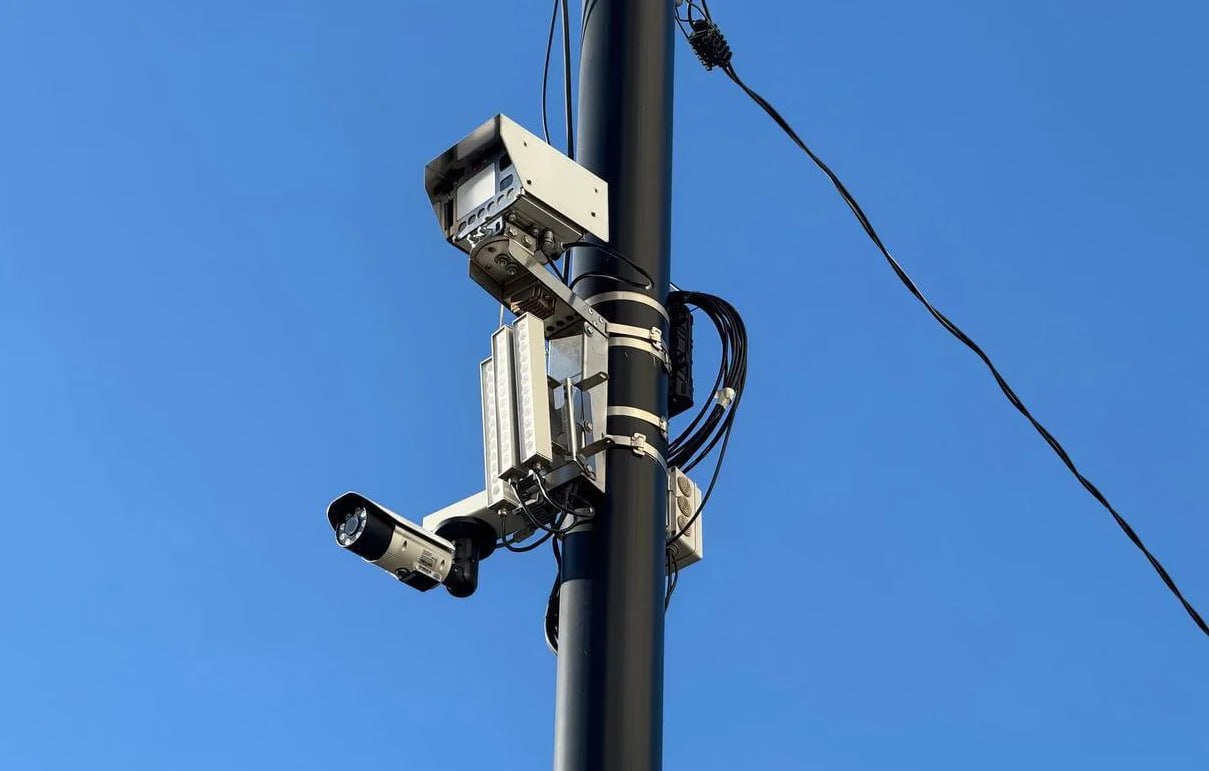 Большой Брат будет следить за мусором На всех контейнерных площадках Благовещенска поставят камеры видеонаблюдения Об этом рассказали в администрации города Поводом для этого стал участившийся подброс мусора на площадках для ТКО оставляют автомобильные шины строительный мусор коробки от магазинов и кафе а также растительные отходы Благовещенцам напомнили что региональный оператор такие отходы вывозить не обязан Ликвидировать их приходится управляющим компаниям а расходы покрываются со средств жильцов домов Именно управляйкам и рекомендовано установить камеры АОТВ