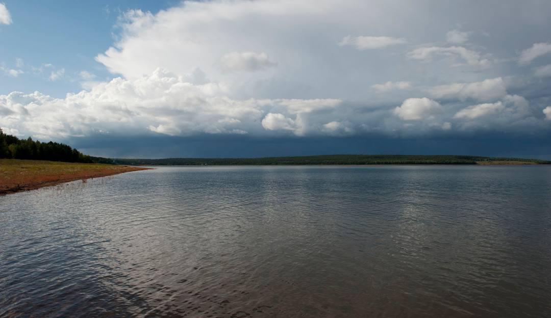 Два парапланериста погибли, с высоты рухнув в Братское водохранилище. Летательный аппарат упал в воду в заливе Дондир. Сейчас на месте работают спасатели — ищут тела погибших. Транспортная прокуратура начала проверку.