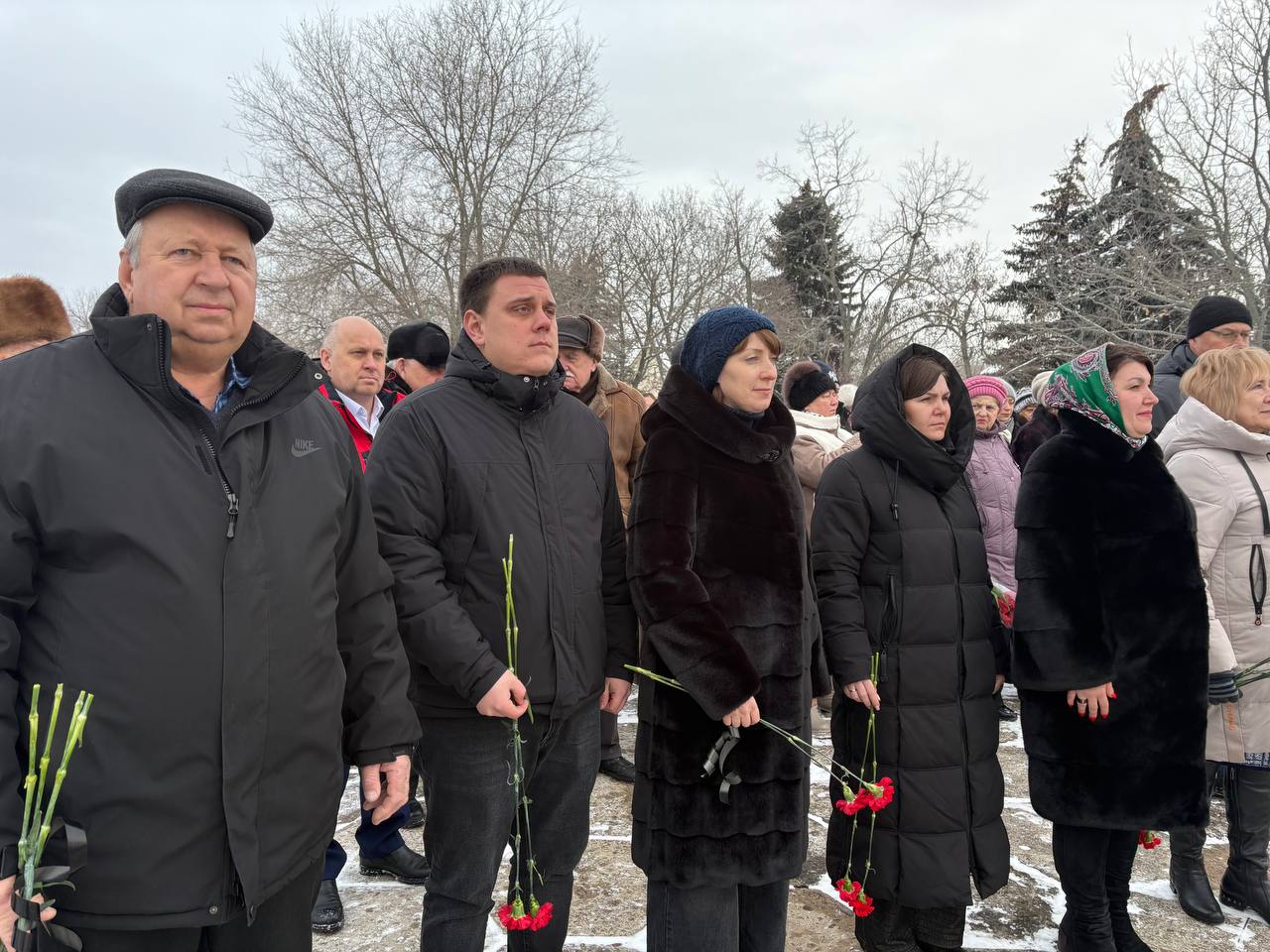 Представители ТИК Станично Луганского района приняли участие в митинге в честь 83 й годовщины освобождения района Председатель и члены территориальной избирательной комиссии Станично Луганского района приняли участие в митинге посвящённом 83 й годовщине освобождения района от немецко фашистских захватчиков Мероприятие состоялось 20 января 2026 года в сквере Славы 20 января 1943 года в ходе Среднедонской наступательной операции Малый Сатурн войска 1 й гвардейской армии освободили посёлок Станично Луганское и ряд населённых пунктов района К 18 февраля 1943 года территория района была полностью очищена от захватчиков Елена Игнатенко председатель ТИК Станично Луганского района Память о Великой Отечественной войне неотъемлемая часть нашей идентичности и культурного наследия Мы обязаны хранить и передавать историческую правду следующим поколениям чтобы никогда не забывать о подвиге тех кто отстоял мир и свободу Участие в памятных мероприятиях является частью гражданско патриотической работы избирательных комиссий Луганской Народной Республики ИЗбиркомЛНР ТИКиЛНР СтаничноЛуганскийРайон Читать в Telegram Читать в MAX