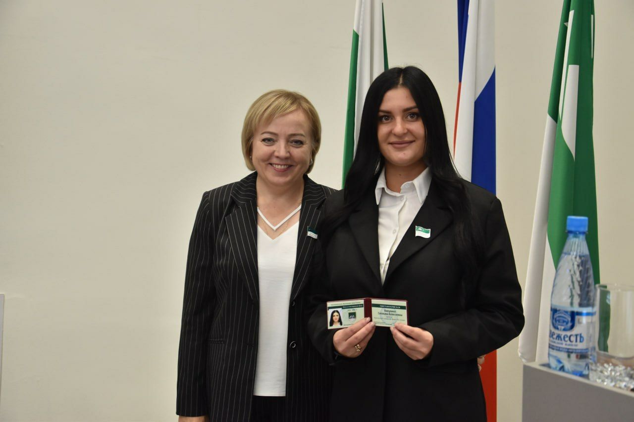 Чуть не забыли Как мы и прогнозировали гордуму Кургана возглавила директор школы Любовь Силантьева Ее сегодня утвердили в должности председателя Еще в гордуме появился новый депутат мандат перешедшего в облдуму Жуковского отдали Снежане Викулиной бывшему специалисту Управления по делам ГО и ЧС Кургана а с этого месяца исполнительному секретарю местного отделения ЕР