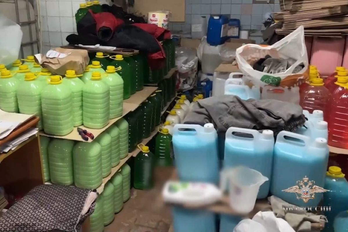 Тульские полицейские накрыли подпольное производство бытовой химии Сотрудники главного управления экономической безопасности и противодействия коррупции МВД России совместно с коллегами из Тульской области задержали участников преступной группировки, занимающейся незаконным оборотом ядовитых веществ. Подробнее Подписаться