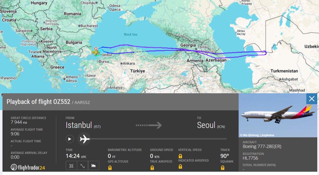 Самолёт авиакомпании Asiana Airlines развернули в аэропорт вылета из-за того, что пассажир уронил повербанк между сиденьями, сообщает Haberler. Инцидент произошёл на рейсе AAR552 Cтамбул — Сеул на Boeing 777. Один из пассажиров уронил зарядное устройство между креслами, но не сумев достать его самостоятельно, обратился к экипажу. Бортпроводники достать застрявший повербанк тоже не смогли. Тогда капитан ВС, согласно требованиям безопасности, принял решение вернуться в Стамбул. Главное управление гражданской авиации Южной Кореи после инцидента в Пусане с загоревшимся повербанком на борту рекомендовало авиакомпаниям запретить перевозить подобные гаджеты в салоне самолёта.