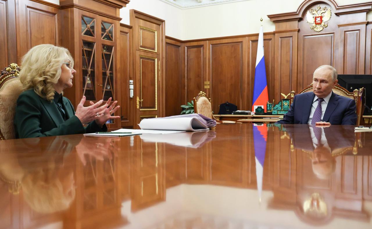 Путин встретился с вице премьером Голиковой Главное Реализуется три нацпроекта связанных со здравоохранением Продолжительная и активная жизнь Семья охрана материнства и детства и Новые технологии сбережения здоровья подготовка новых клинических баз разработка лекарственных препаратов медицинских изделий В 2025 году почти на 28 увеличился объём специальных соц выплат работникам первичного звена здравоохранения в 2024 году объём выплат составлял 158 миллиардов рублей в 2025 м 202 миллиарда рублей Продолжается модернизация системы оплаты труда в здравоохранении в программе госгарантий зафиксирована обязательная норма по доле должностного оклада в структуре ФОТ 50 Тенденции по снижению смертности позитивные зримо снизилась смертность от онкологических заболеваний смертность от туберкулёза мы его считай победили уже ВИЧ СПИДа и ряда других инфекционных заболеваний