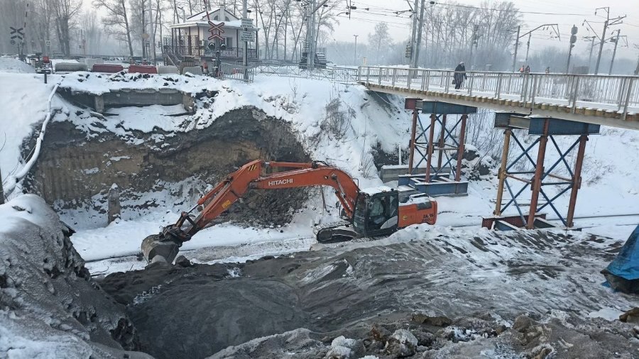 Продолжается капитальный ремонт путепровода на въезде в жилой район Пионер в Кемерове   Сейчас строители занимаются выемкой грунта  со стороны улицы Пригородной и готовятся к установке опалубки для монтажа подпорной стенки мостового сооружения.   Со стороны Пионера на путепроводе сейчас работают представители железной дороги – они занимаются переносом кабеля.   Параллельно на заводе-изготовителе металлических конструкций успешно прошла пробная сборка элементов будущего путепровода.  Поступление конструкций в Кемерово ожидается до конца февраля.