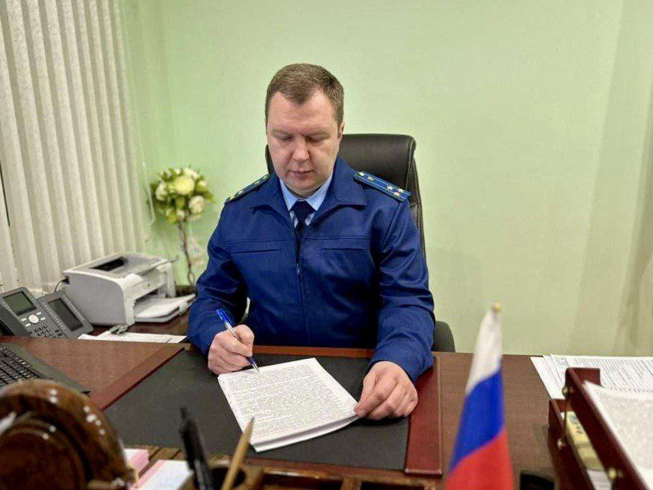 По иску прокурора судом принято решение о взыскании с мошенника суммы неосновательного обогащения В прокуратуру Предгорного района обратилась 67-летняя жительница Предгорного округа, которая стала жертвой мошенников. Установлено, что в октябре прошлого года женщине поступил звонок от неизвестного лица, представившегося инвестиционным специалистом. Злоумышленник под предлогом инвестирования убедил пенсионерку перевести денежные средства в размере 731 тыс. рублей на банковский счет третьего лица. По данному факту следственным органом возбуждено уголовное дело по ч. 3 ст. 159 УК РФ мошенничество . Личность владельца счета, на который поступили сбережения заявительницы, установлена. Им оказался 50-летний житель Иркутской области. В связи с этим прокурор обратился в суд с иском о взыскании с владельца банковского счета суммы неосновательного обогащения. Требования прокурора удовлетворены, в пользу потерпевшей взыскано 731 тыс. рублей. Фактическое исполнение решения суда находится на контроле прокуратуры.