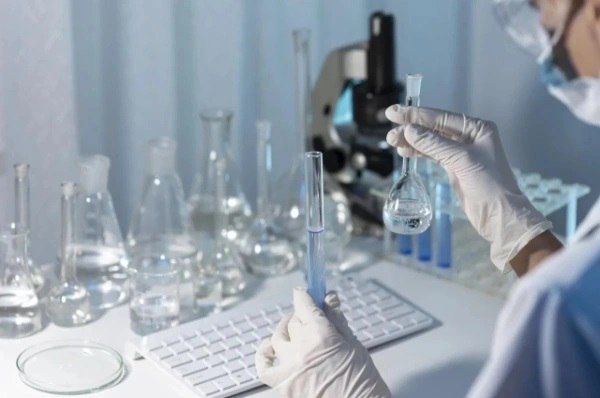 Приморские ученые создали основу для лекарств от болезни Паркинсона Ученые из Дальневосточного федерального университета и Национального научного центра морской биологии ДВО РАН создали основу новых биологически активных соединений на базе рыбьего жира которую можно использовать для лечения заболеваний центральной нервной системы включая болезнь Паркинсона Ученые изучили влияние производных омега 3 полиненасыщенных жирных кислот на клетки мозга астроциты и микроглию которые играют ключевую роль в поддержании работы нейронов Нарушения их функций лежат в основе хронического нейровоспаления и нейродегенеративных заболеваний РБК Восток в Telegram и MAX