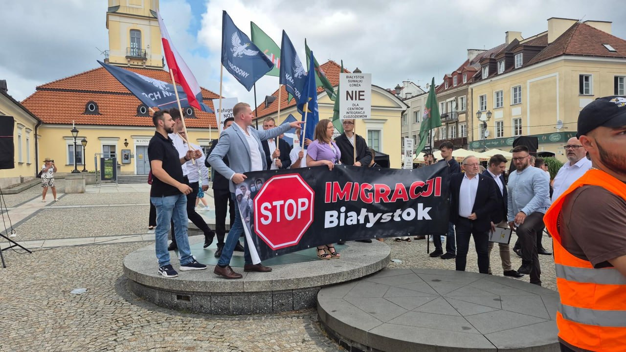 Массовые стычки между промигрантскими активистами и противниками миграции в Польше    Сегодня по всей Польше прошли протесты под лозунгом «Стоп миграции». Одновременно были организованы шествия в поддержку мигрантов.  В итоге все переросло в побоище между националистами и промигрантскими активистами. Полиция разделяла участников акций кордонами, но всё же нескольким промигрантским активистам понадобилась экстренная эвакуация — их выносили из толпы. Досталось даже пожилым людям.  Антимигрантские акции прошли в 80 городах Польши. Организаторы заявляли об участии более 100 тыс. человек. Протестующие обвинили правительство Д. Туска в неэффективной борьбе с нелегальной миграцией, выступили против миграционного пакта Евросоюза и создания центров интеграции мигрантов.  Туск, что с забором на границе с Беларусью?  #граница #Польша #протесты #беженцы.