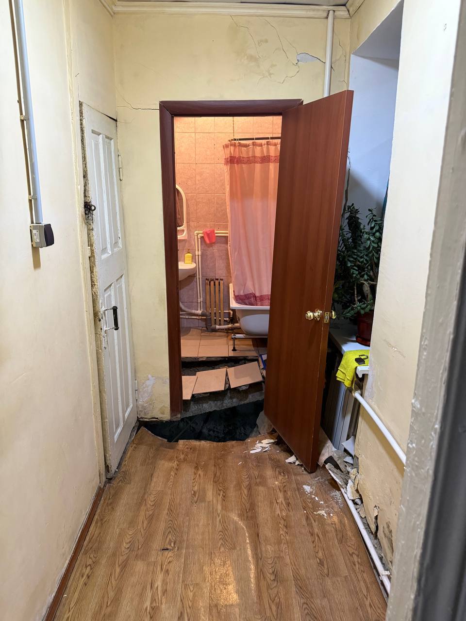 В Таганроге в одной из квартир дома на улице Октябрьской, 44 обрушилась плита перекрытия.   Глава города Светлана Камбулова сообщила, что обрушение произошло в подвале: вместе с плитой обвалилась ещё и потолочная балка, а по всему дому пролегла трещина.   Пострадавших не было. Жильцов оперативно эвакуировали% большинство отправилось к родным, шестеро были определены в пункт временного размещения.   С восьми утра в доме действует режим ЧС. Специальные комиссии уже работают на месте: обследуют квартиры и оценивают нанесенный ущерб.       Подписаться   Прислать нам новость