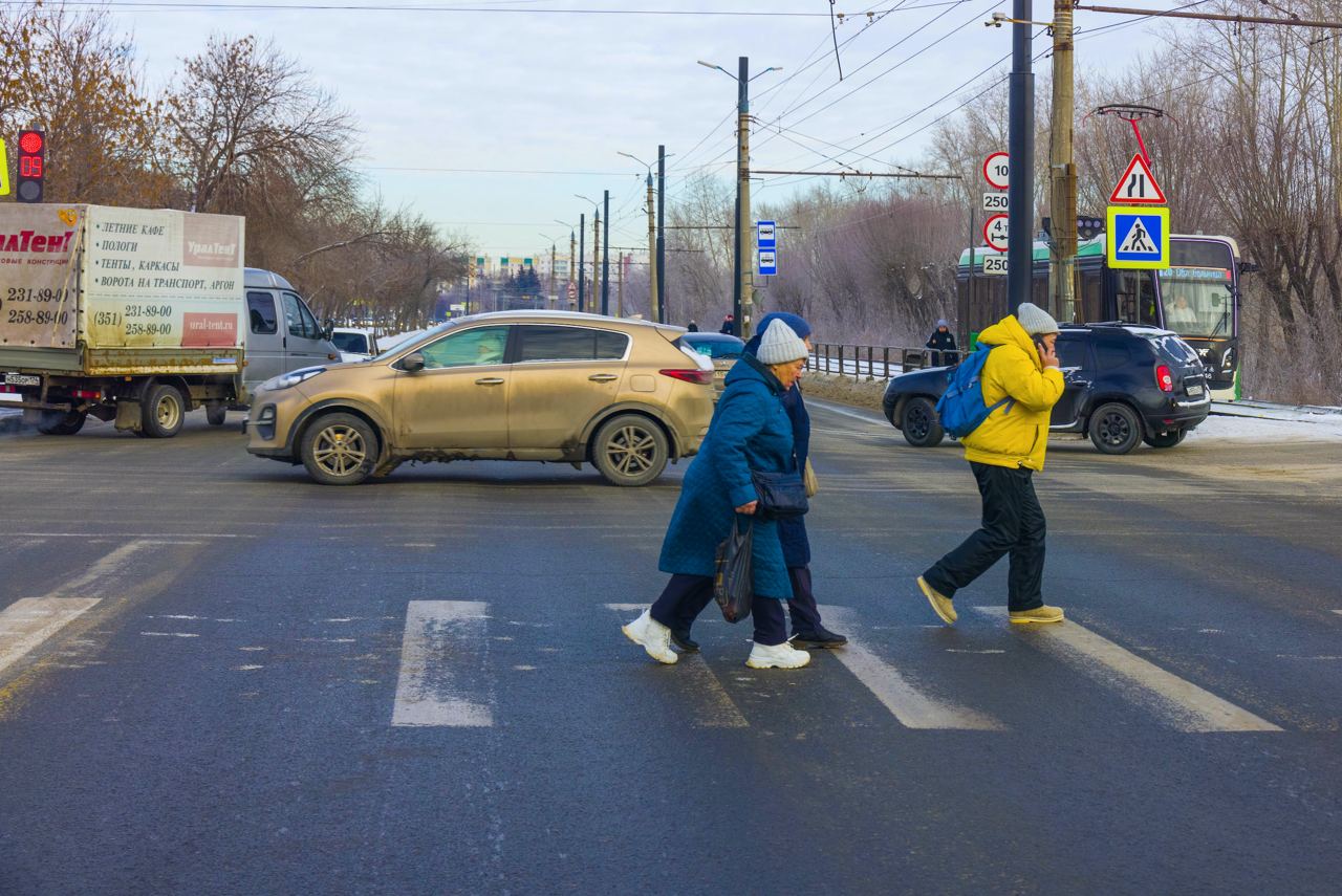 В 2025 году в Челябинске завершены работы на ряде ключевых дорожных объектов На Свердловском тракте от федеральной трассы М 5 Урал до улицы Мраморной обновлено дорожное покрытие и элементы обустройства Реконструирована улица Гранитная от Копейского шоссе до улицы Дзержинского обновлено дорожное покрытие обустроены тротуары ливневая канализация наружное освещение установлены светофоры и дорожные знаки Также завершено строительство автомобильной дороги по улице 250 летия Челябинска на участке от улицы Академика Королёва до улицы Северной протяжённостью 511 метров с современной проезжей частью тротуарами велодорожками и освещением roads74 eoblast