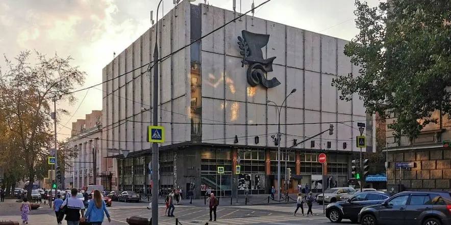 Терракотовый небоскрёб построят на месте Дома кино в Москве. Это 27-этажная жилая башня, которая будет стоять на пятиэтажном стилобате. Там сделают кинотеатр, офисы и торговая галерея. Первый Московский