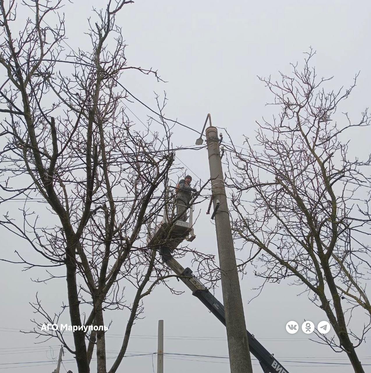 «Мариупольгорсвет» продолжает очистку электроопор   Вчера сотрудники предприятия освободили 25 электроопор от старых проводов и кабельных линий.   Эти работы велись по улицам Артема, Луганской, Новороссийской и Олимпийской. Всю демонтированную кабельную продукцию специалисты вывезли на полигон ТКО для дальнейшей утилизации.   Также в Жовтневом и Орджоникидзевском районах города сотрудники МУП АГМ «Мариупольгорсвет» провели обрезку ветвей деревьев, которые вросли в линии электропередачи и представляли потенциальную аварийную опасность.