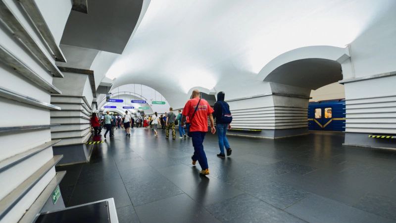 Петербургское метро функционирует в обычном режиме работы после временных ограничений Все станции подземки Северной столицы стали работать по обычному режиму. Для горожан вновь доступны станции "Площадь восстания", "Маяковская", "Гостиный двор", "Невский проспект" и "Адмиралтейская". Об этом рассказали в пресс-службе петербургского метро. Днем станции были ограничены на вход и выход пассажиров в связи с парадом Победы и шествием "Бессмертного полка" по Невскому проспекту.