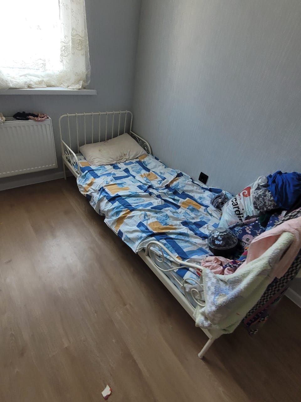 Мать оставляла 3-летнюю девочку одну в квартире, малышку забрали краснодарские полицейские.   О том, что ребенок надолго остается один, сообщили жильцы дома на улице Летчика Позднякова. Сотрудники ПДН выяснили, что 3-летняя девочка была одна без присмотра взрослых нескольких дней.   30-летняя мать приходила домой, но большую часть времени ребенок был один, так как женщина работает на полях.  В квартире не оказалось еды, в помещении был беспорядок, а кровать всего одна. Полицейские с сотрудниками органов опеки изъяли ребенка и отправили в медицинское учреждение.  Полиция проводит проверку.   Кубань 24