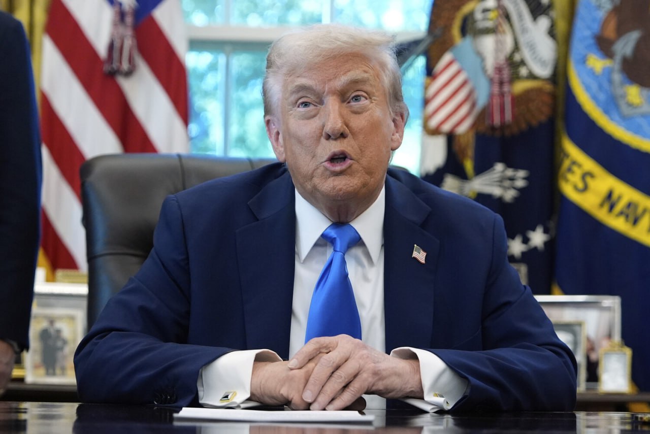 Трамп поддерживает законопроект о санкциях против России Дональд Трамп заявил что готов поддержать законопроект который обсуждается в конгрессе и предусматривает введение жестких санкций против государств продолжающих торговлю с Россией Слышал об этом и меня это устраивает сказал Трамп Он пояснил что проект предполагает введение строгих ограничений в отношении любой страны ведущей бизнес с Россией Президент США добавил что в проект могут быть включены меры в отношении Ирана Конкретных параметров возможных санкций Трамп не привел Лидер республиканского большинства в сенате Джон Тьюн ранее заявлял что готов вынести законопроект на голосование Документ продвигается сенатором Линдси Грэмом однако сроки его рассмотрения пока не определены Проект в случае принятия предоставит президенту право вводить пошлины до 500 на импорт из стран покупающих российские энергоносители и не оказывающих активной поддержки Украине Читайте Газету Ru в MAX Участвуйте в розыгрыше