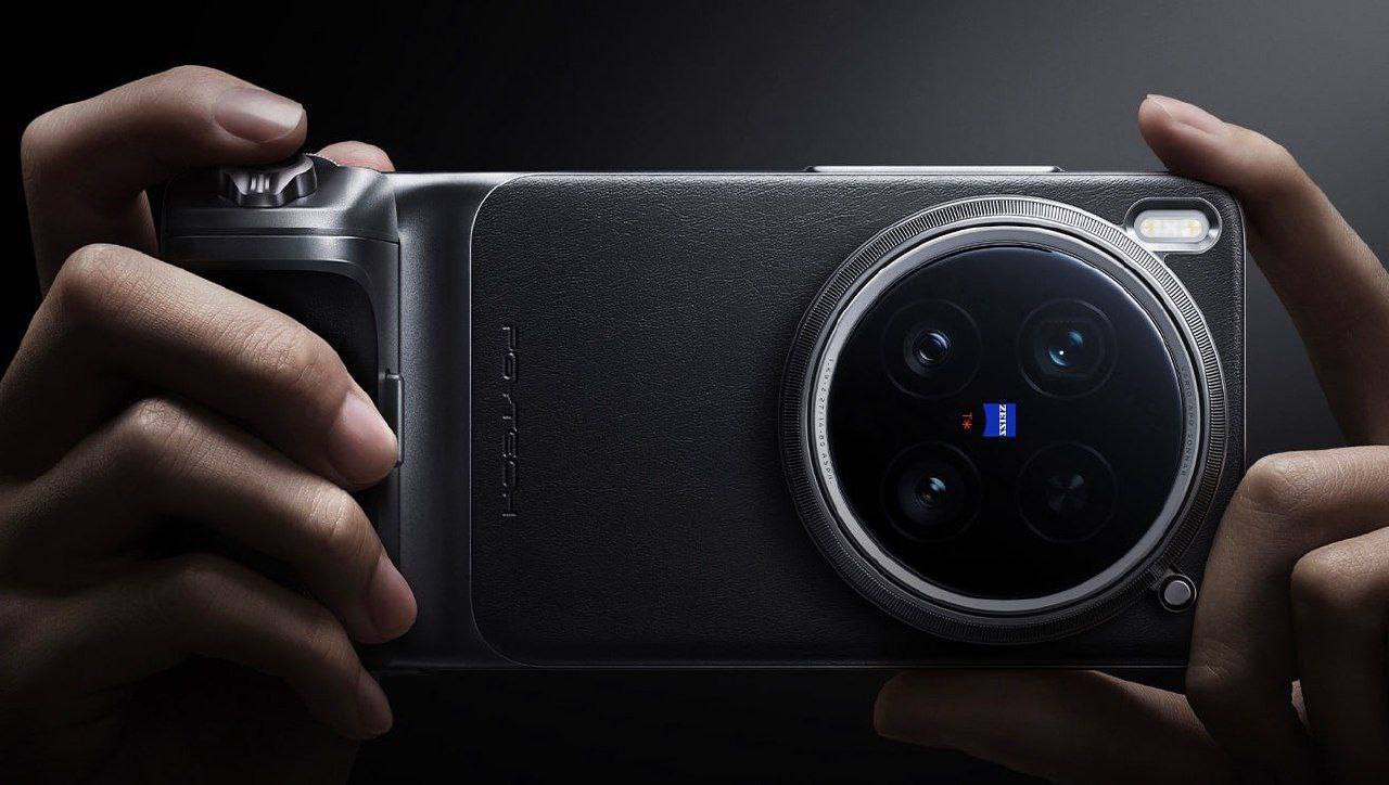 vivo представила фотофлагман X200 Ultra с экраном 6,82″ LTPO AMOLED, чипом Snapdragon 8 Elite и батареей 6000 мАч с зарядкой 90 Вт. Основная камера — 50 Мп с ЭФР 35 мм, дополнена ультрашириком 50 Мп и телевиком на 200 Мп с оптическим зумом 3,7×. Видео — до 8К, фронталка — 50 Мп В максимальной версии доступен набор с Zeiss APO-объективом, ручкой и чехлом, превращающий смартфон в полноценный фотокомплект. Есть защита IP68/IP69, Android 15, память до 1 ТБ. Цена — от $900 за 12+256 ГБ, топовая конфигурация — $1350 Айтишник Подписаться