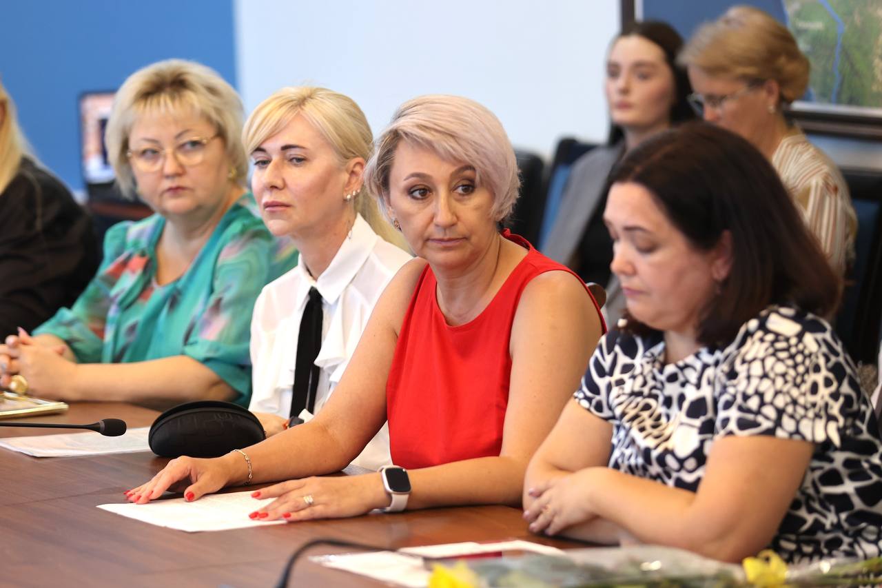 В Анапе отметили лучших работников системы профилактики Очередное заседание комиссии по делам несовершеннолетних и защите их прав состоялось под председательством вице-мэра Натальи Рябоконь. Она напомнила присутствующим, что 1 июня исполнилось ровно 100 лет со дня провозглашения этой даты Международным днем защиты детей и отметила эффективность сопровождения и социальной защиты юных анапчан в городе-курорте. За добросовестный труд, большой личный вклад в систему профилактики безнадзорности и правонарушений несовершеннолетних, защиту прав и законных интересов детей вице-мэр вручила благодарности замначальнику отдела участковых уполномоченных полиции и по делам несовершеннолетних местного отдела МВД России Ольге Кузьменко, заместителю директора ГКУ СО КК «Анапский СРЦН» Анжеле Веденеевой, директору школы № 6 Татьяне Боровой, педагогу-психологу школы № 6 Екатерине Волошиной. Затем комиссия рассмотрела 28 материалов дел в отношении подростков и их родителей. На учет поставлено 6 детей и 2 семьи, с которыми будет организована профилактическая работа. 4 несовершеннолетних встали на путь исправления и были сняты с профучета.