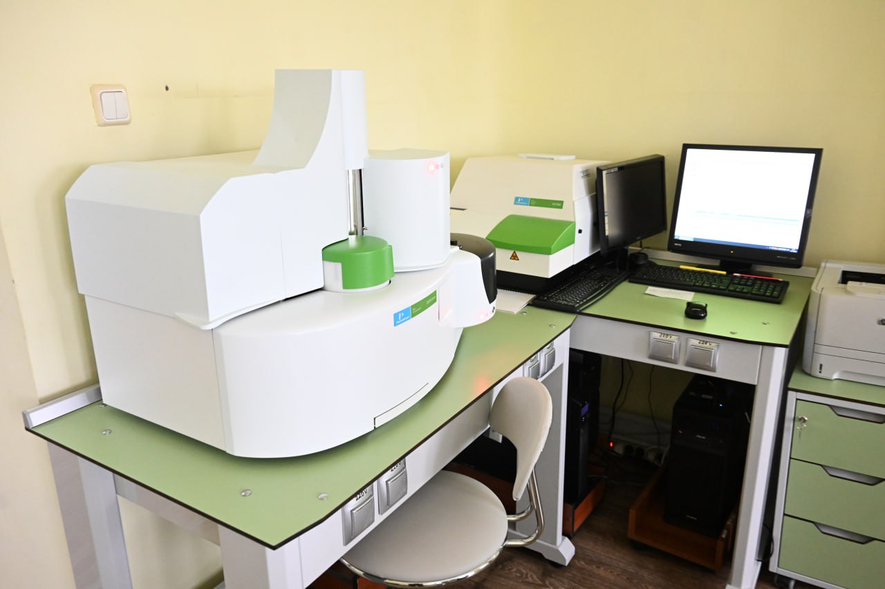 Внедряем новые методы заботы о здоровье новорожденных малышей в ДНР В Республиканском специализированном центре медицинской генетики и пренатальной диагностики внедрили программу расширенного неонатального скрининга на 36 врожденных заболеваний у новорожденных Благодаря этому теперь возможно бесплатно выявить не только пять заболеваний которые мы могли диагностировать ранее но еще и 29 наследственных болезней обмена а также проводить обследования на спинально мышечную атрофию и первичный иммунодефицит Для точной диагностики установили в центре новое современное оборудование Программа позволяет не только выявить патологию на ранних стадиях но и назначить своевременное бесплатное лечение В центре также установлен современный иммунодиагностический анализатор с помощью которого можно проводить биохимические обследования беременных в I и II триместрах всего за 24 часа Это дополнительная возможность позаботиться о здоровье будущего малыша еще до его рождения Продолжаем развивать репродуктивную медицину В прошлом году Президент России открыл перинатальный центр в Донецке Всего к 2030 году в ДНР отремонтируем 123 медицинских учреждения и построим 96 ФАПов Подписывайтесь на мой канал в MAX ЗдороваяРеспублика РазвиваемМедицинуДНР ВозрождаемДонбассВместе PushilinDenis