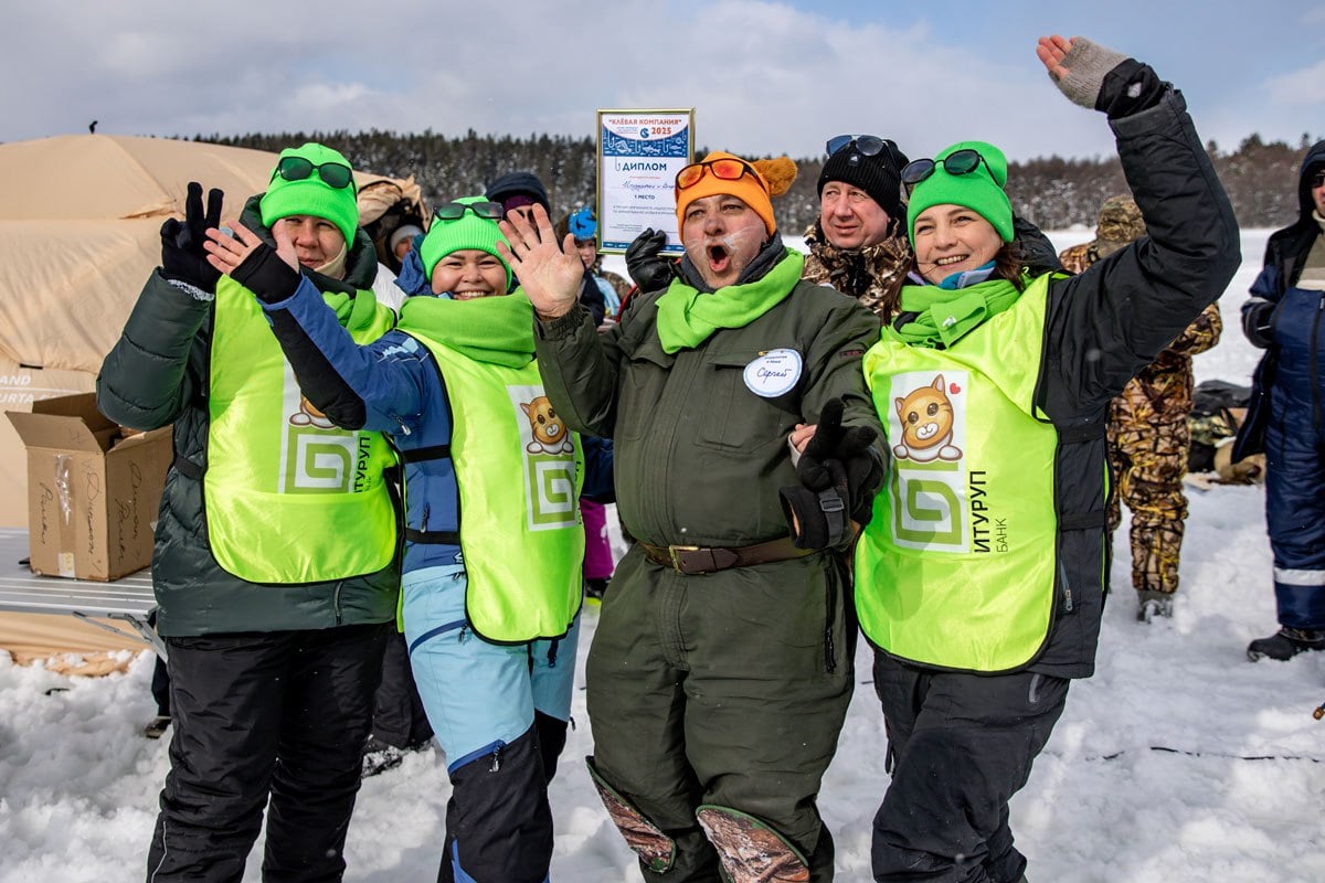 На озере Изменчивое  о. Сахалин  состоялся III чемпионат ГК «Гидрострой» по зимней рыбалке «Клёвая компания». Соревнование собрало рекордное количество команд – 21. Среди них коллектив «Итурупочки и Кеша».  Помимо 84 рыбаков активное участие в событии принимали болельщики, группы поддержки, организаторы, представители СМИ, которые приезжали семьями в полном составе вместе с детьми. Положительные эмоции, радость единения с природой, общение с друзьями и долгожданный миг победы – всё это в репортаже «Дальневосточного капитала».