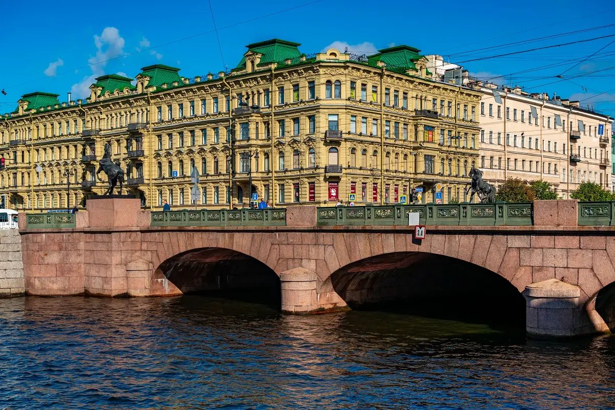 ВЛАСТИ ПЕТЕРБУРГА ОЦЕНИЛИ ТУРПОТОК НА НОЯБРЬСКИЕ ПРАЗДНИКИ С 1 по 9 ноября город посетили порядка 340 000 гостей Об этом в своем телеграм канале сообщил вице губернатор Борис Пиотровский Большинство гостей приехали в Петербург из Москвы Ленинградской области Мурманска Калининграда Карелии Загрузка средств размещения 1 и 2 ноября достигала 73 что на 6 выше показателей 2024 года Для увеличение числа гостей в Санкт Петербурге в низкий сезон была запущена платформа Сезон Премьер Платформа поможет гостям города узнать об основных культурных событиях напрямую бронировать гостиницы покупать билеты на мероприятия получать информацию о новых туристических маршрутах Напомним что по данным администрации с мая по сентябрь 2025 года Петербург принял порядка 6 миллионов человек что на 7 больше показателей 2024 года В прошлом году туристический поток составил 11 6 миллиона человек