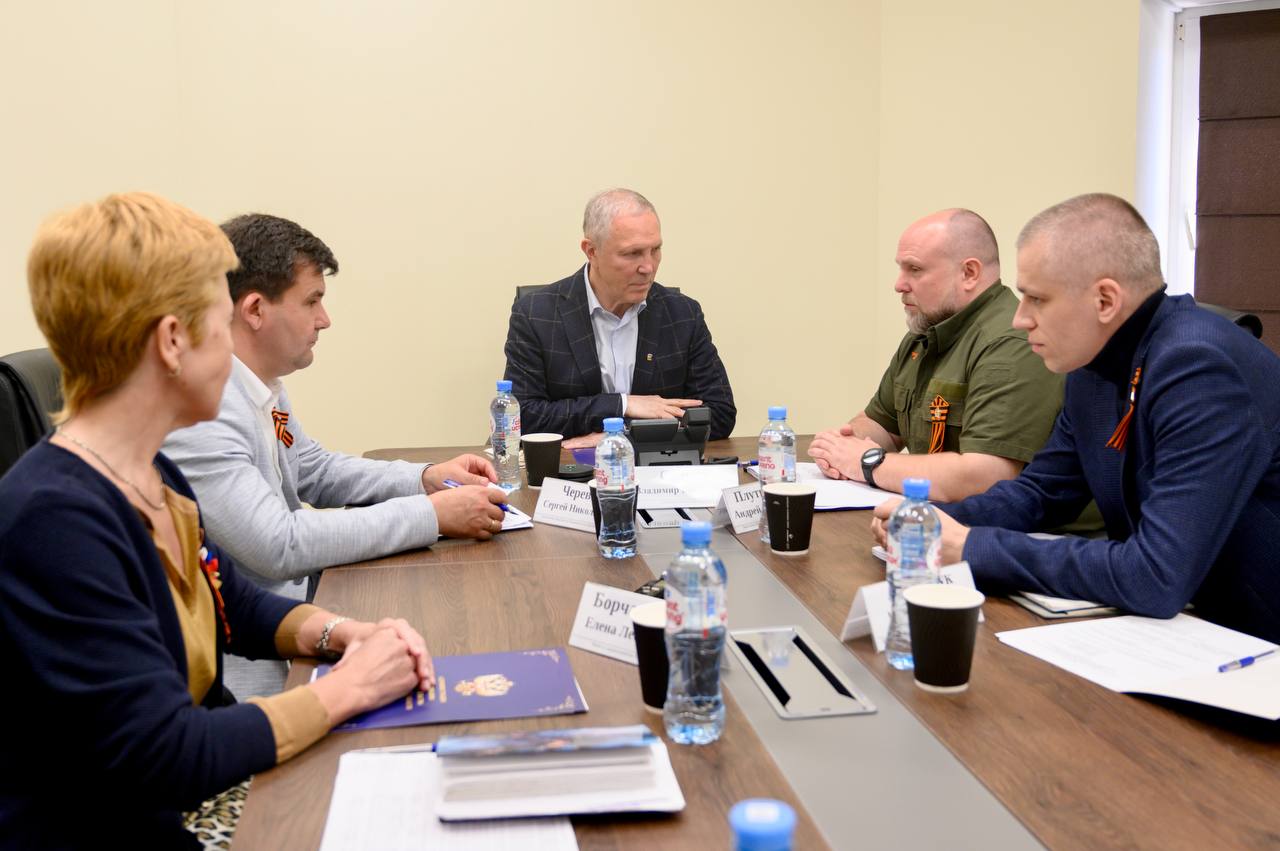 Владимир Сальдо обсудил состояние здравоохранения Херсонской области с замминистра здравоохранения России Андреем Плутницким "Одна из главных проблем — нехватка врачей и медперсонала, особенно узких специалистов. Решаем через подготовку своих кадров — стартует капремонт зданий Генического медколледжа. Там будут готовиться будущие специалисты", — сообщил глава региона. Губернатор также отметил, что в Новоалексеевке переделают пятиэтажное здание медамбулатории в жилье для медиков. По его словам, без нормальных условий привлекать врачей невозможно. ПОДПИСАТЬСЯ НА ТАВРИЮ