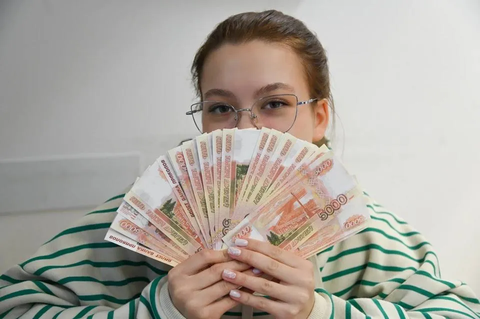 В России быстрее всего растут зарплаты новых сотрудников Так средняя заработная плата сотрудников которые работают в компании менее года составила на октябрь 2025 года 96 5 тыс рублей Для сравнения двумя годами ранее этот показатель находился на уровне 71 9 тыс руб Таким образом зарплата увеличилась 34 3 быстрее чем у специалистов с более продолжительным стажем работы в одной компании Как выяснили аналитики самые высокие зарплаты зафиксированы у специалистов проработавших в компании от 1 до 5 лет их средний доход составил 99 3 тыс руб Следом идут сотрудники со стажем от 5 до 10 лет 98 тыс Наименьшие показатели наблюдаются у работников чей стаж в одной организации превышает 30 лет их средняя зарплата составляет 83 6 тыс руб Эксперты связывают эту тенденцию с тем что долгосрочные сотрудники реже меняют работу а значит реже получают существенные повышения при переходе в новую компанию Подписаться на truekpru Читать нас в MАКС
